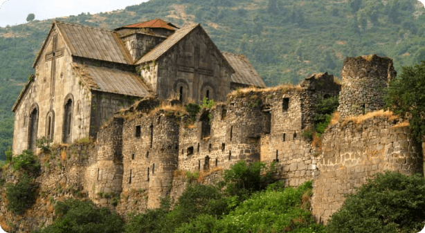 Ахтала - монастырь и крепость X века. Была важнейшим стратегическим пунктом царства. Одна из оборонительных крепостей правителей Ташир-Дзорагетского царства Кюрикидов.